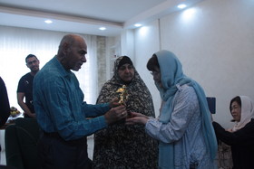 اهدای ششمین تندیس قهرمانان گمنام به جانباز علی صیادی   