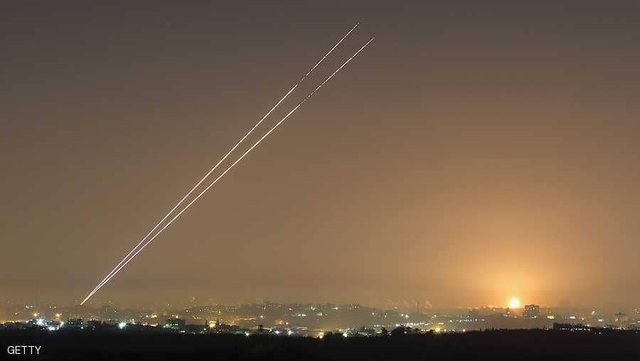شلیک بیش از ۲۰۰ موشک از نوار غزه به شهرک‌های صهیونیست‌نشین/ زخمی شدن چندین اسرائیلی