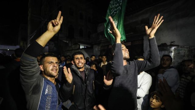 جشن پیروزی فلسطینی‌ها در غزه و اعتراض شهرک‌نشین‌ها به ناتوانی دولت در دفع حملات مقاومت