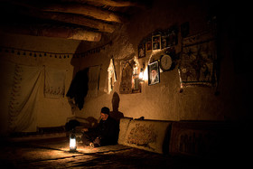 فانوس تنها منبع روشنایی مردم روستا در اتاق‌هاست. 