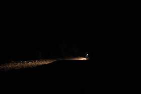 مردم روستا برای عبور و مرور در شب از نور چراغ موتور سیکلت‌ها استفاده می‌کنند که بدلیل نبود روشنایی معابر در روستا و شرایط کوهستانی، گاهی منجر به پرت شدن به دره و خسارات جانی می‌شود.