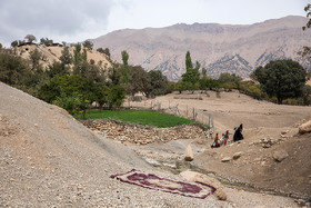 بی‌برقی خانوارهای روستا آنها را از داشتن پمپ آب محروم کرده است. آوردن آب از چشمه تنها راه تامین آب آشامیدنی اهالی است که گاهی وقت‌ها باید مسافت طولانی را برای آوردن آب طی کنند.