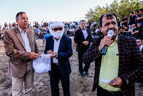 مسئولان برگزاری مسابقات کشتی باچوخه در حال قرعه کشی و انتخاب حریف برای پهلوانان هستند که توسط یکی از تماشاچیان این فرایند انجام می‌گیرد – گود بابا نظر منطقه تلگرد مشهد
