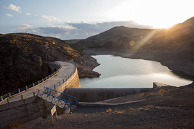 محل سرریز آب سد سنجگان که در سال 1377 احداث شد و حداکثر 50 مترمکعب بر ثانیه توان خروج آب را دارد که در سالهای اخیر و بروز خشکسالی به ندرت شاهد سرریز آب از آن هستیم.