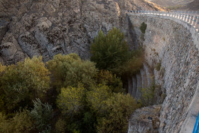 سد سنجگان از هسته سنگ و ساروج ساخته شده است.