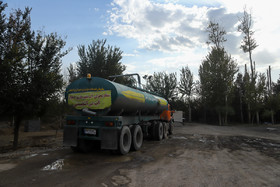 محل آبگیری تانکرهای آب  شهرداری اصفهان از "پساب زاینده رود " در کنار رودخانه که این آب برای آبیاری فضای سبز و درختان سطح شهر استفاده می‌شود.
