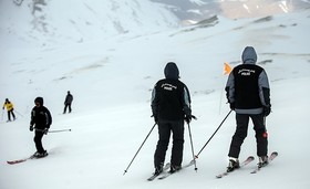 استقرار پلیس‌های اسکی سوار در کوهستان