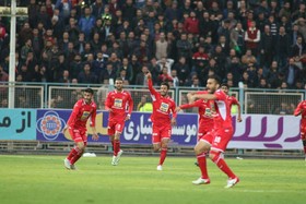 پیروزی یک گله پرسپولیس مقابل ذوب‌آهن در نیمه نخست