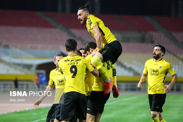 شعر جالب مدافع سپاهان درباره قهرمانی پرسپولیس!