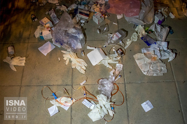 ویدئو / رها شدن زباله‌های عفونی در برخی خیابان‌های اراک