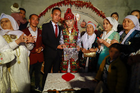 اهدای کادو به عروس و داماد در قبل از مراسم «وین»