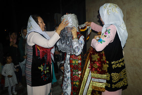 زنان فامیل در حال آماده کردن لباس مخصوص عروس (کلن توی) هستند.