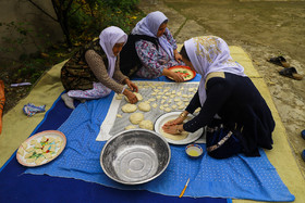  پخت نان مخصوص برای مراسم‌های عروسی قزاق‌ها که به آن نان عروس یا (باورساق) می‌گویند.
