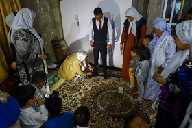 شب قبل از عروسی داماد به کمک زن های فامیل لباس  مخصوص دامادی (کیو بالا کیندرو) را می‌پوشد تا به منزل پدر عروس برود.
