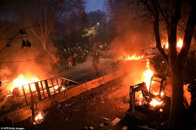وزیر دارایی فرانسه : اعتراضات جلیقه زردها "فاجعه‌ای" برای اقتصاد است/ ماکرون کشور را متحد کند