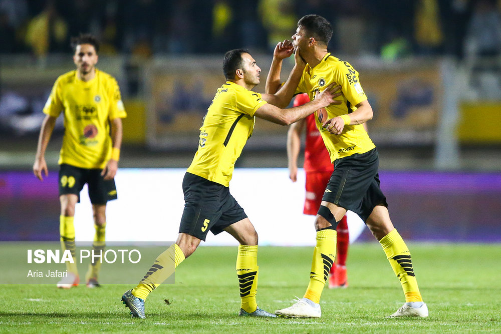 IRNA English - Sepahan, Padideh playing football