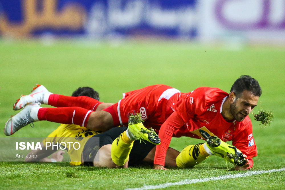 IRNA English - Sepahan, Padideh playing football