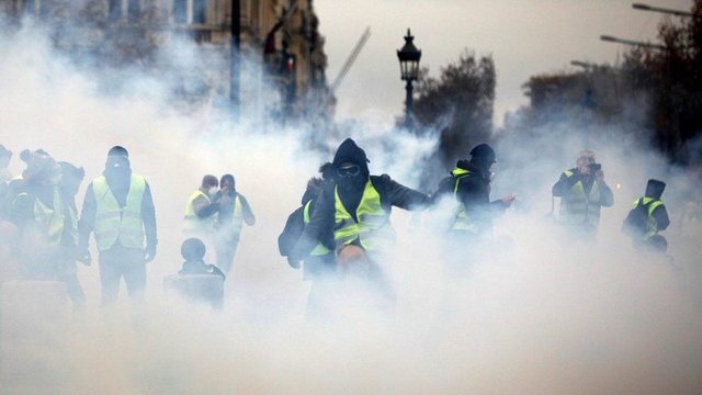 سرکوب‌گری‌های دولت فرانسه را نقض آشکار حقوق بشر می‌داند