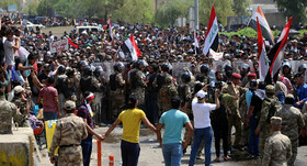 تظاهرکنندگان عراقی ساختمان شورای استانداری بصره را محاصره کردند