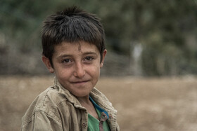 یکی از کودکان روستای «پِز» سفلي که علائم بیماری سالک در پیشانی او مشخص است.
