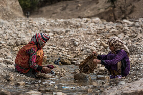 دختران روستای «پِز» سفلي لباس‌های خانواده را در حاشیه چشمه می‌شویند که این کار همیشگی آنهاست.
