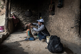 خدا مراد جعفری تنها بهورز ۱۹ روستای محروم زلقی شرقی و غربی، قطره فلج اطفال را به یکی از کودکان روستا می‌دهد. 

