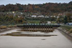 مناظر اطراف دریاچه سد سنگر رشت چشمانداز بسیار زیبا و دلانگیزی دارد که طبیعت دوستان و گردشگران بسیاری را به خود جلب میکند اما امروزه با خشک شدن آب سد کمتر کسی به این مکان سر میزند.