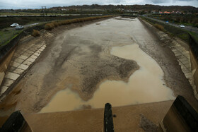 دریاچه سد سنگر رشت که به دلیل کاهش بارندگی کاملا بی آب و خشک شده است.