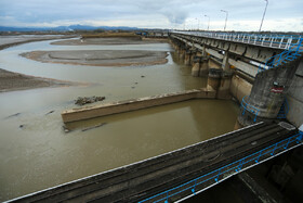 قسمت دیواره تاج سد سنگر رشت که کم آبی آن کاملا مشهود است.