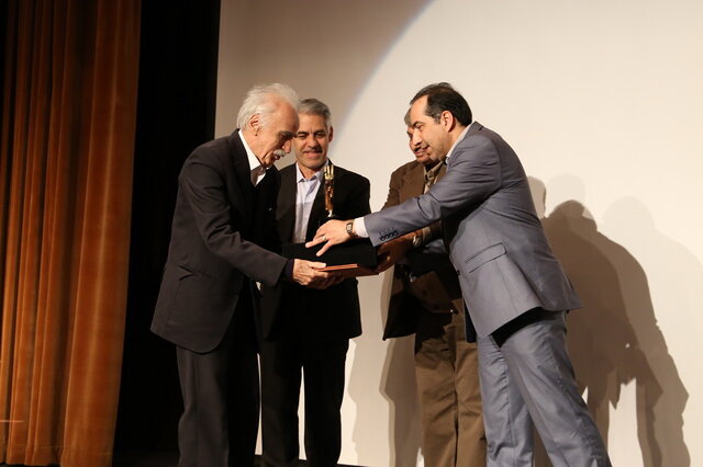 تقدیر از تهامی‌نژاد در سکانس پایانی جایزه پژوهش سینمایی سال