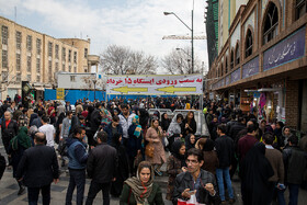 مترو گلوبندک مهمترین و نزدیکترین مسیر برای رسیدن به بازار تهران است اما بدلیل داشتن فقط دو خروجی در اکثر مواقع موجب ازدحام جمعیت در این بخش از بازار تهران می‌شود. 