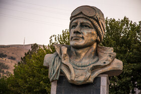 مجسمه «محمد اوراز» متولد شهر سنندج
اوراز دومین کوهنورد ایرانی صعود کننده به اورست بود. این کوهنورد در سال ۱۳۸۲، هنگام صعود و فتح قله گاشربروم پاکستان دچار سانحه شد و درگذشت.