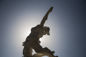 مجسمه آزادی، این مجسمه در میدان اصلی شهر سنندج قرار دارد و نماد اصلی شهر نیز محسوب می‌شود.