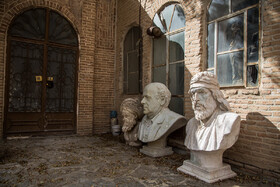 سردیس‌های ساخته شده توسط  هادی ضیاءالدینی مجسمه‌ساز سنندجی که در جلوی درب کارگاه 
او در عمارت خسرو آباد قرار دارند.