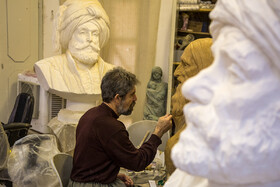 هادی ضیاءالدینی مجسمه‌ساز سنندجی در حال تراشیدن سردیس بابا طاهر