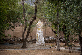 مجسمه نیمه تراشیده شده یکی از ادبیان کُرد که توسط استاد هادی ضیاءالدینی در حال آماده شدن است این مجسمه  در عمارت خسروآباد سنندج قرار دارد