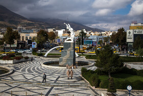مجسمه آزادی، این مجسمه در میدان اصلی شهر قرار دارد که توسط هادی ضیاءالدینی ساخته شده و نماد اصلی شهر نیز محسوب می‌شود.