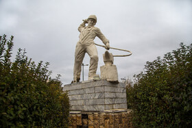 مجسمه کارگر، این مجسمه از آثار هنرمندان کردستان، که به پاس احترام کارگران در خیابان کارگر (کارآموزی) سنندج نصب شده است.
