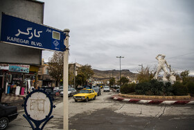 مجسمه کارگر، این مجسمه از آثار هنرمندان کردستان، که به پاس احترام کارگران در خیابان کارگر (کارآموزی) سنندج نصب شده است.