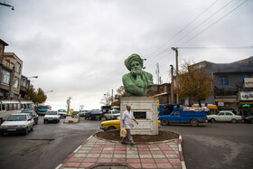 مجسمه مصطفی بیسارانی از شاعران اورامانی‌زبان که توسط هادی ضیاءالدینی ساخته شده و در خیابان 17 شهریور قرار دارد.