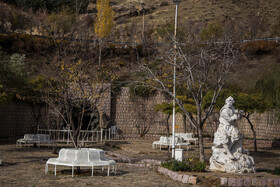 مجسمه چوپان، این مجسمه نیز از آثار هادی ضیاءالدینی است که در پارک جنگلی آبیدر سنندج قرار دارد.
