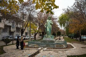 مجسمه «مستوره خانم اردلان» از شاعران برجسته کردستان که به گفته تاریخ شناسان، این شاعر و پژوهش‌گر اولین زن پژوهشگر تاریخ در جهان است و مجسمه او توسط هادی ضیاءالدینی ساخته شده است.