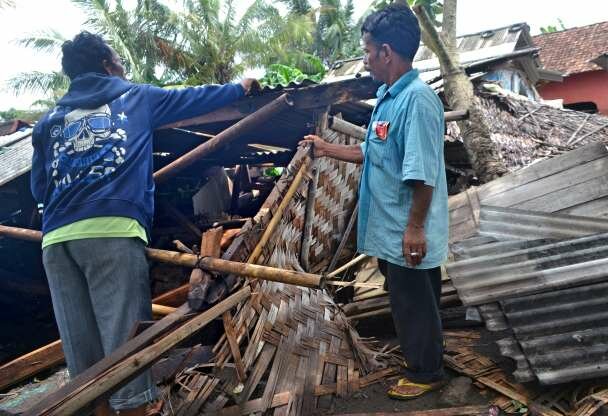جستجوی مناطق حادثه‌دیده اندونزی با کمک سگ‌های زنده‌یاب و پهپاد