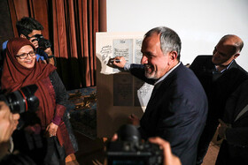 امضای یاد بود احمد مسجد جامعی در پنجمین جایزه تهران