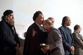 تجلیل از حمید فروتن، عکاس خبری ایسنا، در پنجمین جایزه تهران