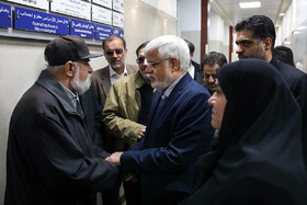 همدردی محمدرضا عارف و فاطمه سعیدی از دانشجویان حادثه‌دیده دانشگاه آزاد در بیمارستان امام خمینی (ره)