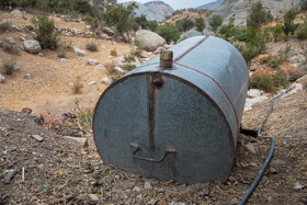 برخی از روستاییان برای ذخیره آب از تانکر‌های آب در نزدیکی منازل خود استفاده می‌کنند. 