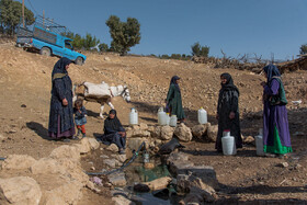 در اغلب روستا‌ها زنان برای پرکردن ظروف آب خود در صف آب منتظر نوبت خود می‌مانند. 