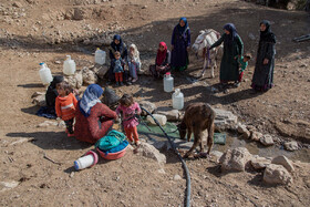 در اغلب روستا‌ها زنان برای پرکردن ظروف آب خود در صف آب منتظر نوبت خود می‌مانند.