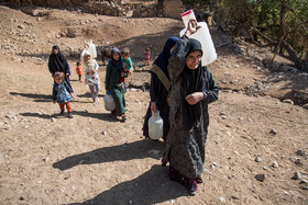 برخی از زنان روزانه چندین بار ظروف آب خود را بر روی دوش خود از چشمه تا خانه حمل می‌کنند. 
